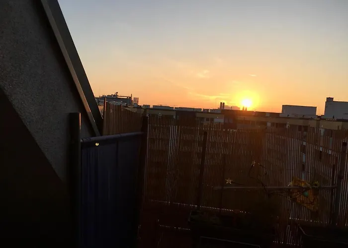 Dachgeschosswohnung Mit Kostenlosem Parkplatz Und Internet! דירה
