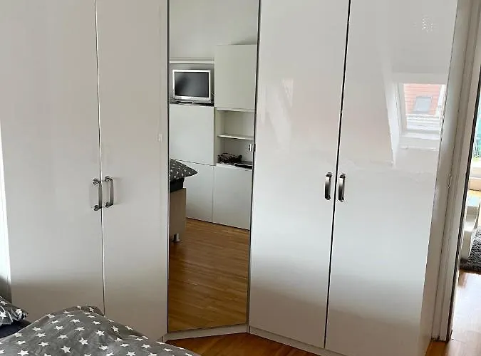 Dachgeschosswohnung Mit Kostenlosem Parkplatz Und Internet! דירה
