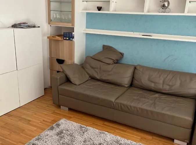 Dachgeschosswohnung Mit Kostenlosem Parkplatz Und Internet! דירה *